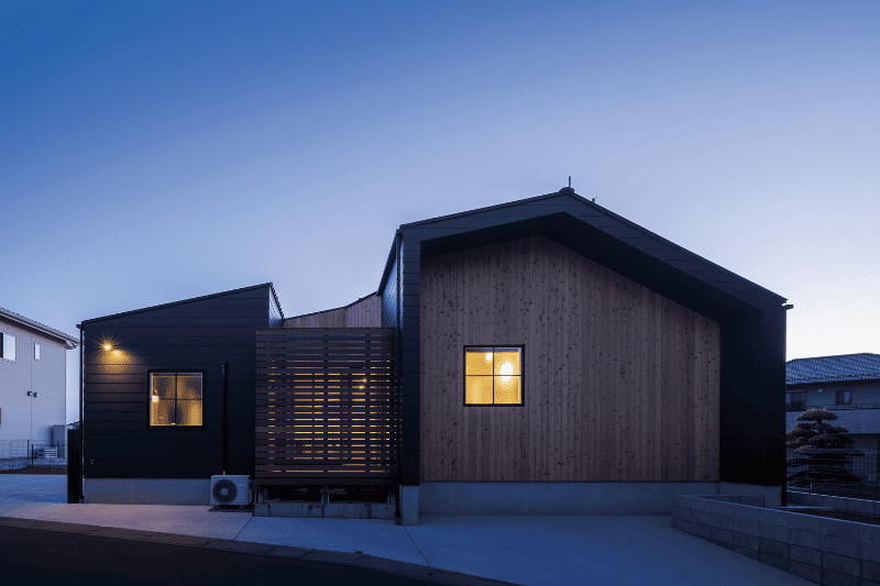 ガルバリウム×レッドシダー、中庭が彩るヴィンテージモダンの平屋