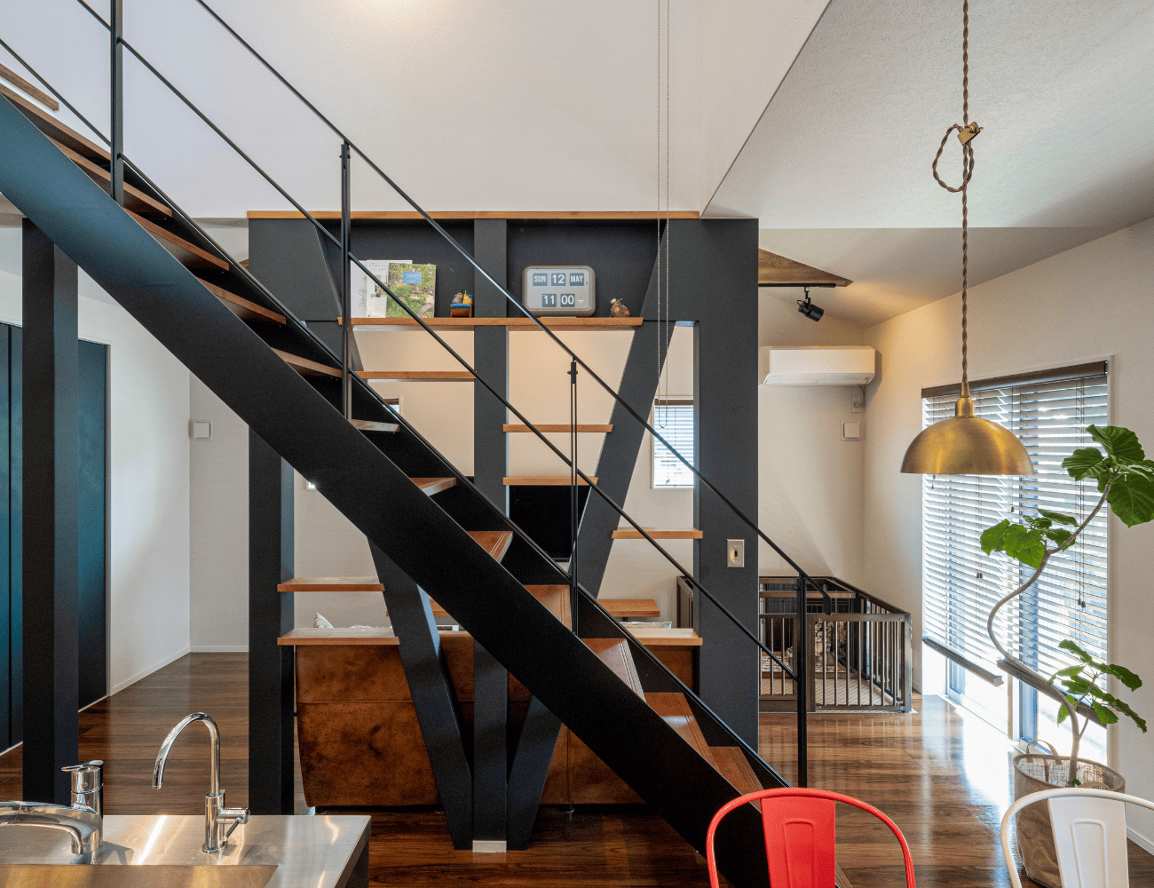 リビング階段でつながる家族の写真