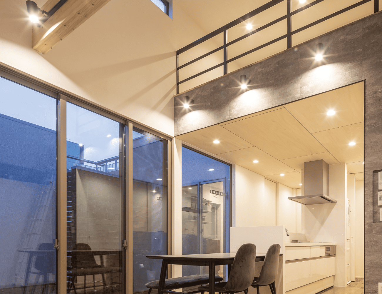 吹き抜けやスキップフロアのある立体的な空間の写真