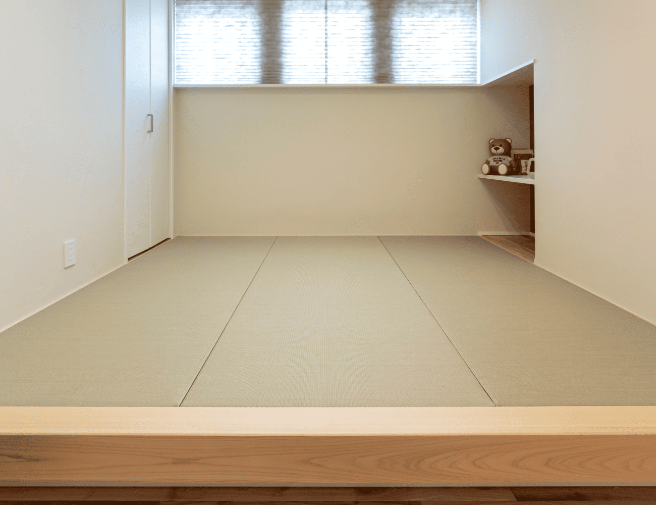 中庭や小上がりでくつろぐ家族の写真