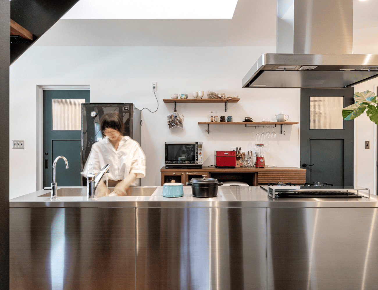 家族で料理を楽しむキッチンの写真