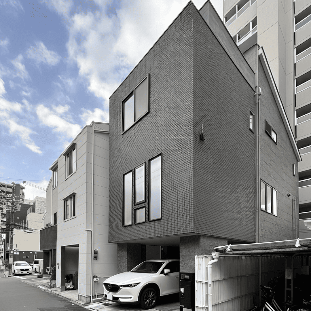 ビルトインガレージ付き、スキップフロアのある3階建ての家