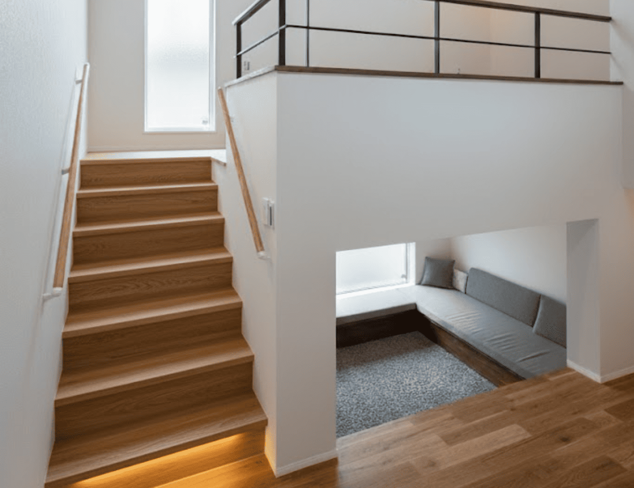 中庭や高窓から光が差し込む明るいリビングの写真